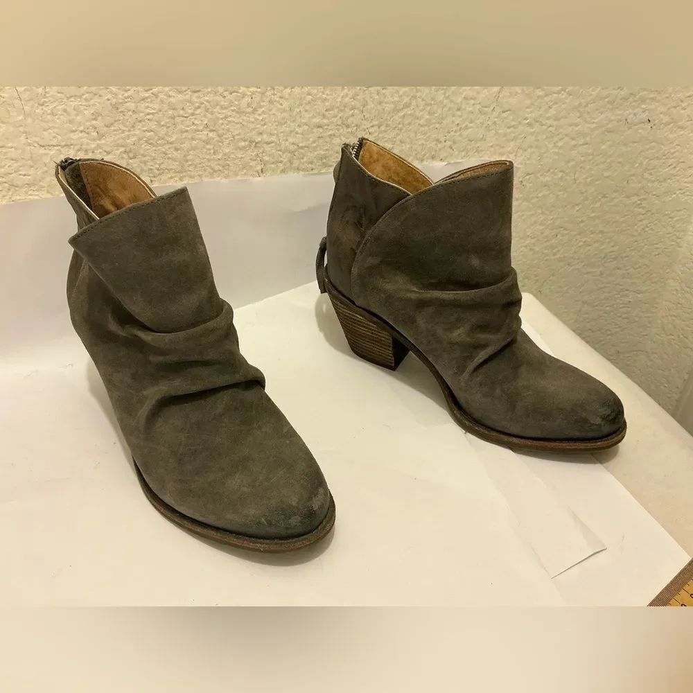 Sofft Teyton Charcoal Suede Ankle Booties size 8.5 M